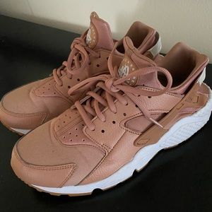 Dusty rose/clay Nike Huarache Sneakers - size 10